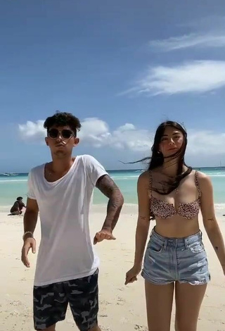 3. Sexy Camille Trinidad Con Sujetador De Bikini En La Playa