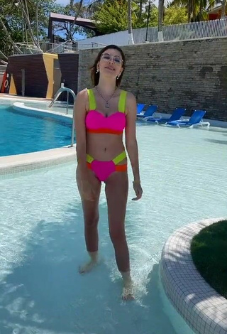 Caliente Luisa María Restrepo con Bikini en la piscina