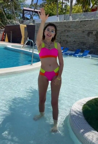 2. Caliente Luisa María Restrepo Con Bikini En La Piscina