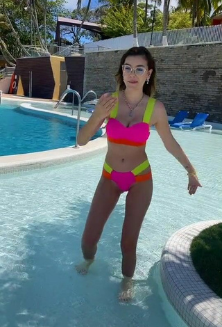 3. Caliente Luisa María Restrepo Con Bikini En La Piscina