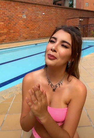 4. Guapísima Luisa María Restrepo Enseña Escote Con Atractivos Bikini Rosa En La Piscina