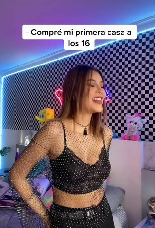 Sexy Luisa María Restrepo enseña escote con Top Corto Negro