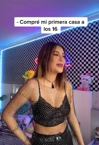 2. Sexy Luisa María Restrepo Enseña Escote Con Top Corto Negro