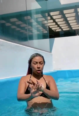 Sexy _nenavil_ con Sujetador de Bikini en la piscina