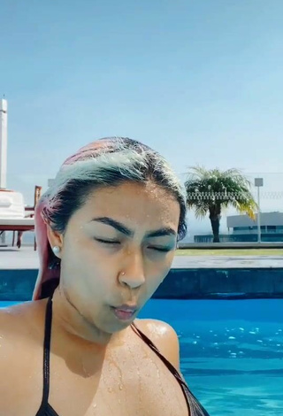 3. Hermosa _nenavil_ Con Sujetador De Bikini En La Piscina