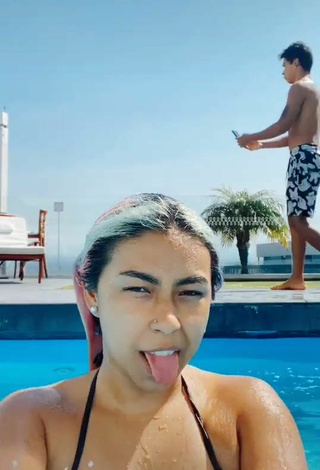 4. Hermosa _nenavil_ Con Sujetador De Bikini En La Piscina