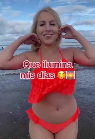 3. Sexy Maga Con Bikini Naranja En La Piscina