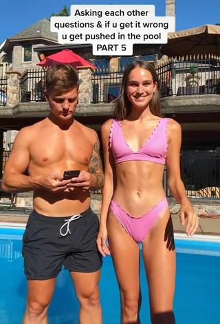 Sexy Abbie Herbert con Bikini Rosa en la piscina