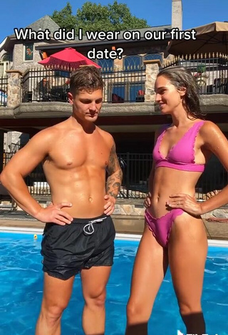 3. Sexy Abbie Herbert Con Bikini Rosa En La Piscina