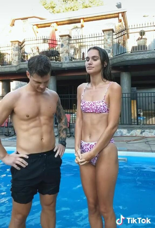 5. Caliente Abbie Herbert Con Bikini Leopardo En La Piscina