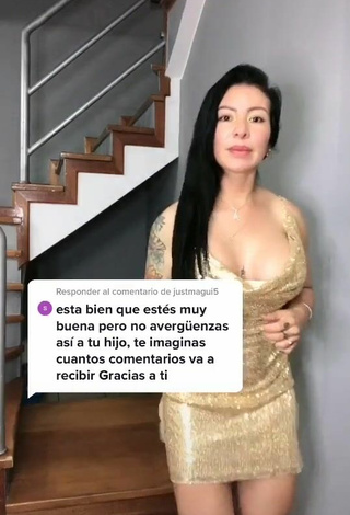 Sexy Adriana Espitia enseña escote con Vestido Dorado