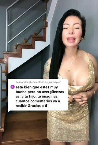 2. Sexy Adriana Espitia Enseña Escote Con Vestido Dorado