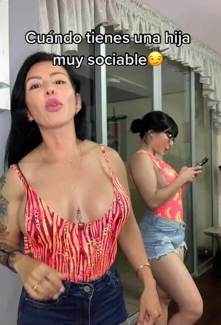 Más caliente Adriana Espitia Enseña Escote