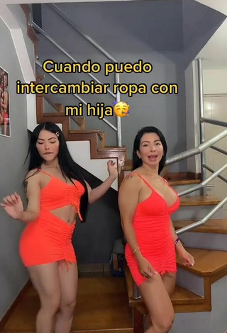 Caliente Adriana Espitia enseña escote con Vestido Naranja Neón