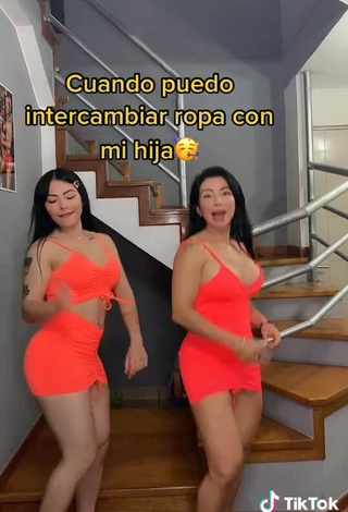 5. Caliente Adriana Espitia Enseña Escote Con Vestido Naranja Neón