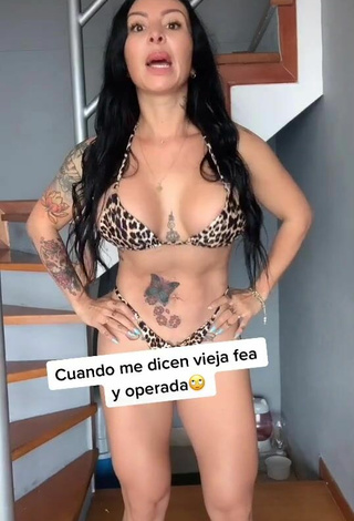 Sexy Adriana Espitia enseña escote con Bikini Leopardo