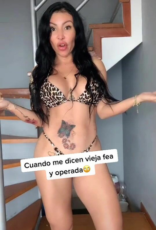 3. Sexy Adriana Espitia Enseña Escote Con Bikini Leopardo