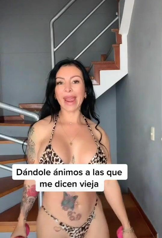 Caliente Adriana Espitia con Bikini Leopardo mientras hace ejercicios físicos