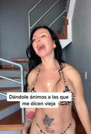 2. Caliente Adriana Espitia Con Bikini Leopardo Mientras Hace Ejercicios Físicos