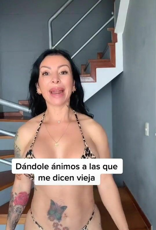 3. Caliente Adriana Espitia Con Bikini Leopardo Mientras Hace Ejercicios Físicos