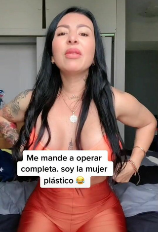 Sexy Adriana Espitia Enseña el culo