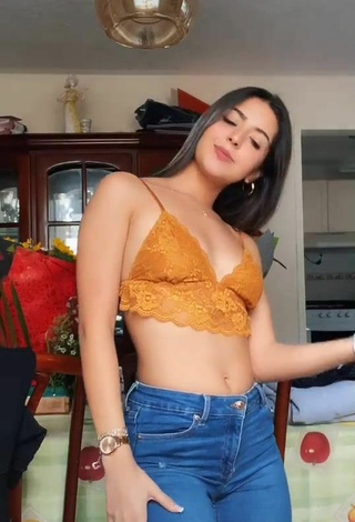 Sexy Adriana Carballo con Top Corto Naranja