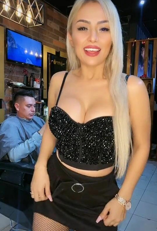 Dulce Alemia Rojas enseña escote con Top Corto Negro y Pechos Saltarinas