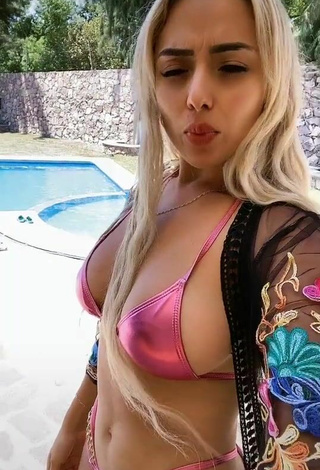 2. Sexy Alemia Rojas Enseña Escote Con Bikini Rosa En La Piscina