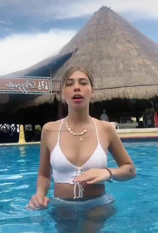 4. Alexia García Parece Atractiva Con Bikini Blanco En La Piscina