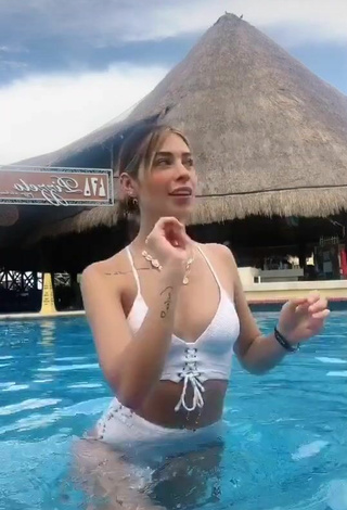 5. Alexia García Parece Atractiva Con Bikini Blanco En La Piscina