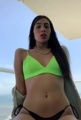 Adorable Alexia García enseña escote con Sujetador de Bikini