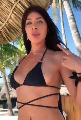 4. Alexia García Con Provocativos Bikini Negro En La Playa