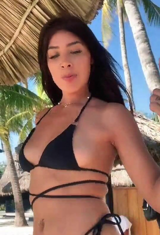 5. Alexia García Con Provocativos Bikini Negro En La Playa