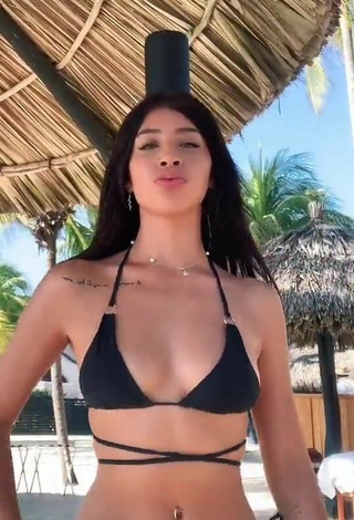 3. Atractiva Alexia García Con Seductores Bikini Negro En La Playa