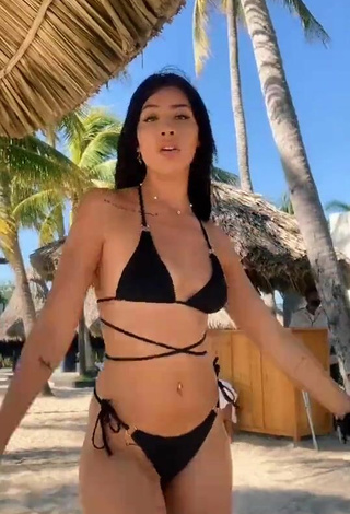 Alexia García Parece Bonita con Bikini Negro en la playa