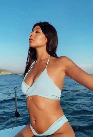 3. Erótica Alexia García Con Bikini Azul En Un Barco