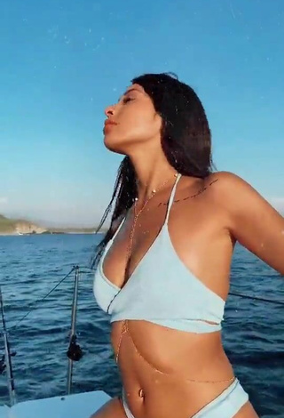 4. Erótica Alexia García Con Bikini Azul En Un Barco