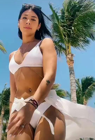 2. Elegante Alexia García Enseña Escote Con Bikini Blanco En La Playa