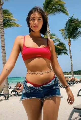 Magnífica Alexia García con Tentadores Bikini Rojo en la playa