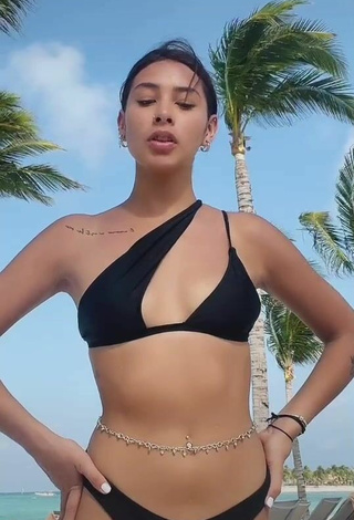 4. Alexia García Con Deslumbrantes Bikini Negro En La Playa