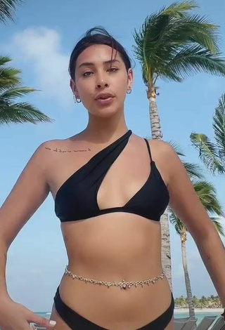 5. Alexia García Con Deslumbrantes Bikini Negro En La Playa