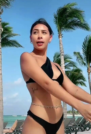 Linda Alexia García con Encantadores Bikini Negro en la playa