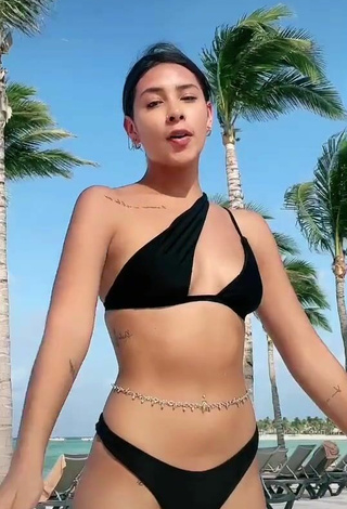 2. Linda Alexia García Con Encantadores Bikini Negro En La Playa