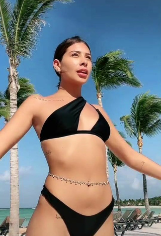 Cariño Alexia García con Sensuales Bikini Negro en la playa