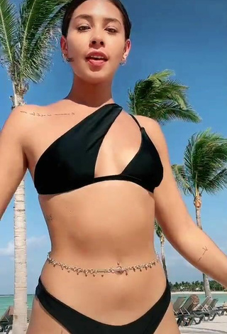 4. Cariño Alexia García Con Sensuales Bikini Negro En La Playa