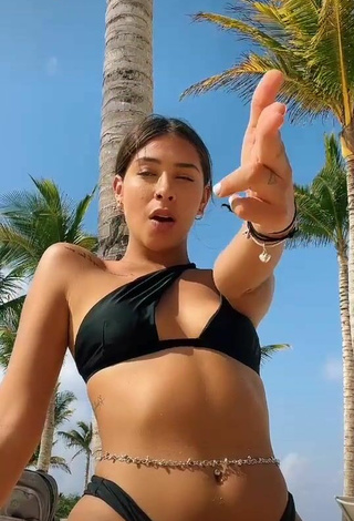 2. Alexia García Parece Guapísima Con Bikini Negro En La Playa