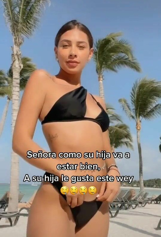 2. Dulce Alexia García Con Bikini Negro En La Playa