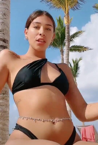 3. Alexia García Parece Atractiva Con Bikini Negro En La Playa