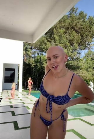 Adorable AlexYoumazzo con Bikini Rayas en la piscina