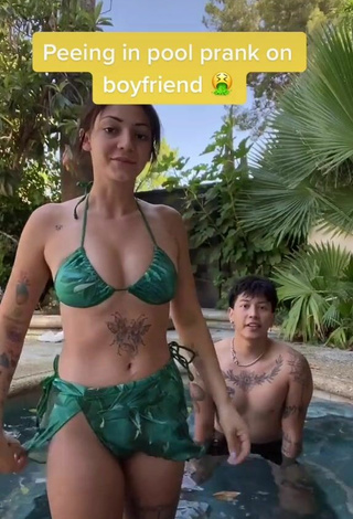 Sexy Aliyah Marie Kent con Bikini Verde en la piscina